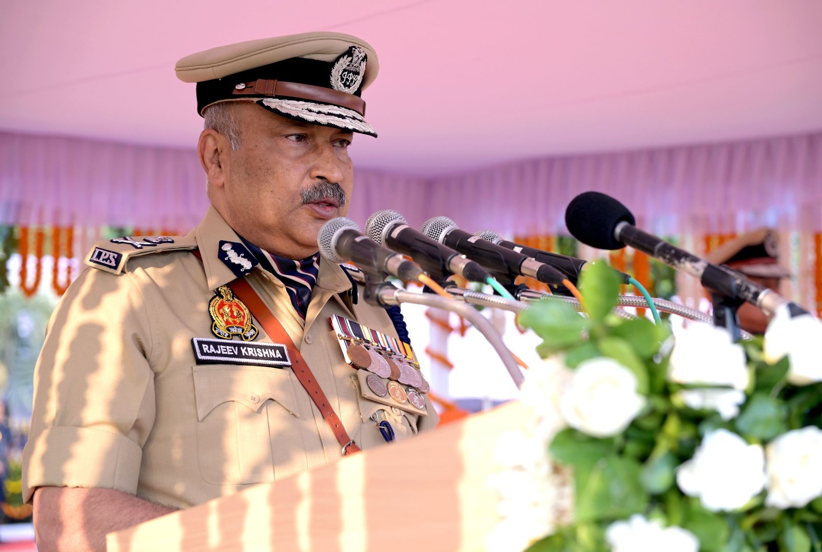 पुलिस स्मृति दिवस पर डीजीपी राजीव कृष्ण ने यूपी पुलिस की उपलब्धियां गिनाईं। साइबर अपराध मामलों में बैंकों में 635 करोड़ रुपये सीज कराए गए। वर्ष 2026 में अब तक 6 हजार से अधिक नशा तस्कर गिरफ्तार हुए और 26 कार्टेल ध्वस्त किए गए। सड़क दुर्घटनाओं में 9 प्रतिशत तथा मौतों में 10 प्रतिशत की कमी दर्ज हुई।