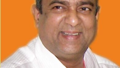 वाराणसी के लोकप्रिय चिकित्सक डॉ. अश्विनी कुमार जैन की प्रेरणादायक कहानी, जिन्होंने अपने मधुर व्यवहार, संवेदनशीलता और सेवाभाव से हजारों मरीजों का विश्वास जीता। वर्ष 1987 में शुरू हुई उनकी क्लिनिक चिकित्सा के साथ अपनत्व और उम्मीद का प्रतीक बनी। कोविड काल में मरीजों की सेवा करते हुए 22 अक्टूबर 2020 को उनका निधन हो गया। आज उनके पुत्र डॉ. हर्षित जैन और पुत्रवधू डॉ. आंचल जैन उनके दिखाए रास्ते पर चलते हुए मरीजों को बेहतर उपचार और आत्मीयता प्रदान कर रहे हैं।