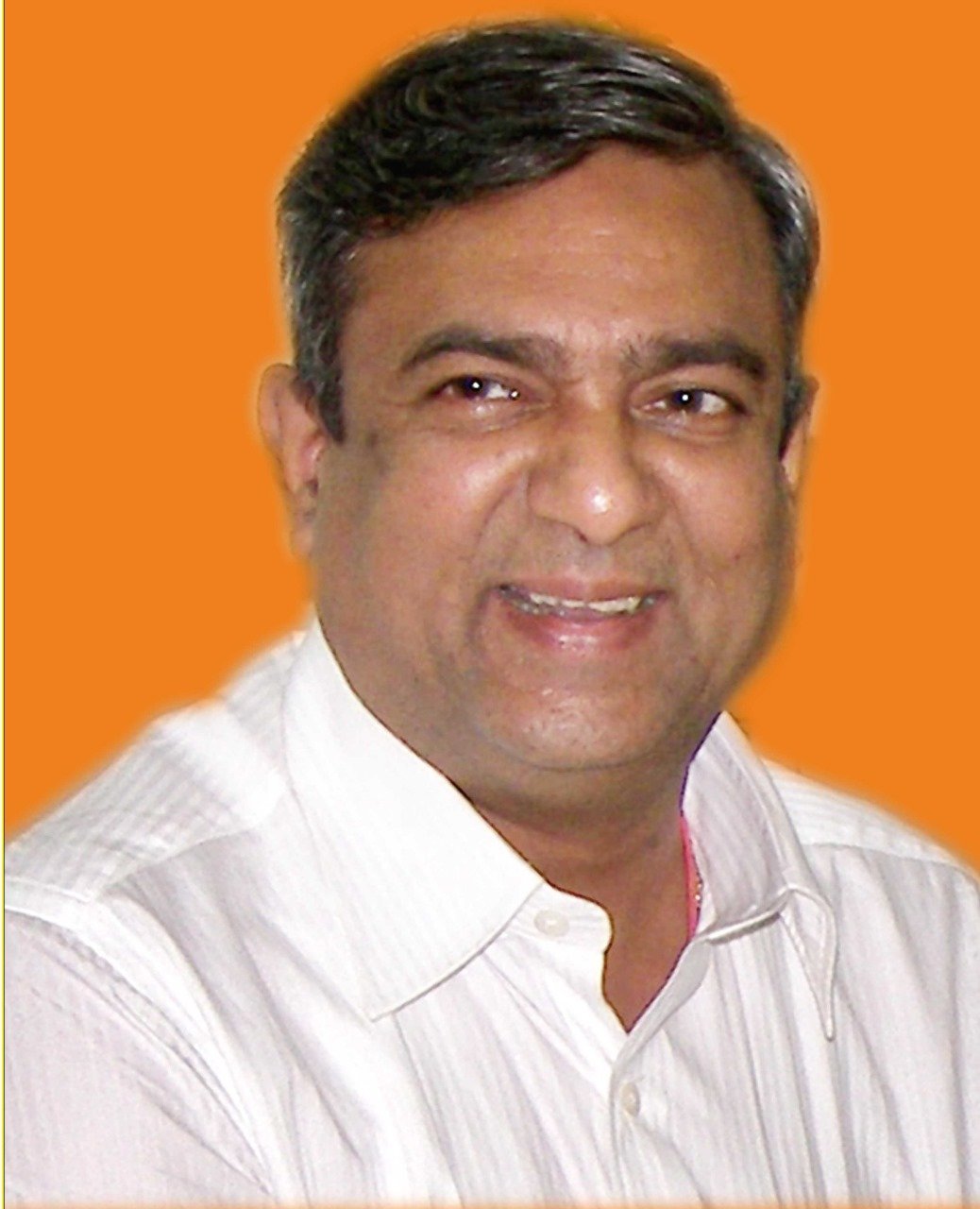 वाराणसी के लोकप्रिय चिकित्सक डॉ. अश्विनी कुमार जैन की प्रेरणादायक कहानी, जिन्होंने अपने मधुर व्यवहार, संवेदनशीलता और सेवाभाव से हजारों मरीजों का विश्वास जीता। वर्ष 1987 में शुरू हुई उनकी क्लिनिक चिकित्सा के साथ अपनत्व और उम्मीद का प्रतीक बनी। कोविड काल में मरीजों की सेवा करते हुए 22 अक्टूबर 2020 को उनका निधन हो गया। आज उनके पुत्र डॉ. हर्षित जैन और पुत्रवधू डॉ. आंचल जैन उनके दिखाए रास्ते पर चलते हुए मरीजों को बेहतर उपचार और आत्मीयता प्रदान कर रहे हैं।