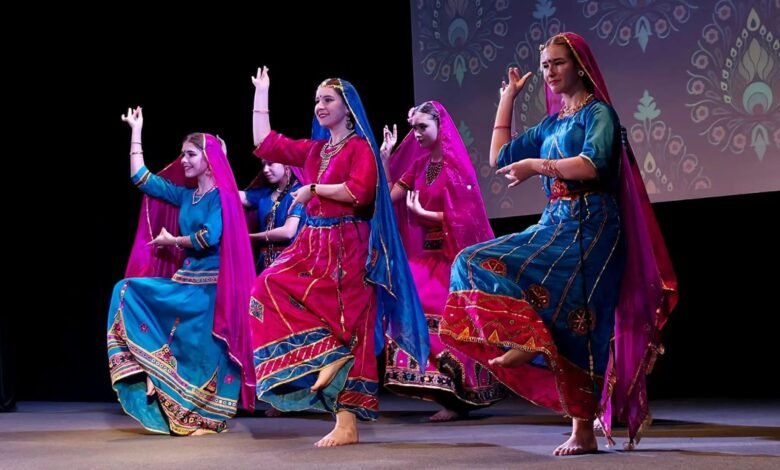उत्तर प्रदेश के मुख्यमंत्री योगी आदित्यनाथ के नेतृत्व में अयोध्या में हुए विकास कार्यों की चर्चा अब मॉस्को तक पहुंच गई है। ‘रूसी राम’ के नाम से प्रसिद्ध सोवियत अभिनेता गेनादी मिखाइलोविच पेचनिकोव की 100वीं जयंती पर आयोजित समारोह में रूसी कलाकारों और बुद्धिजीवियों ने अयोध्या के विकास, रामलीला और भगवान राम के आदर्शों की सराहना की। कलाकारों ने मॉस्को में रामलीला के माध्यम से भारतीय संस्कृति, रामराज्य की अवधारणा और भारत-रूस की सांस्कृतिक मित्रता को आगे बढ़ाने की इच्छा जताई।