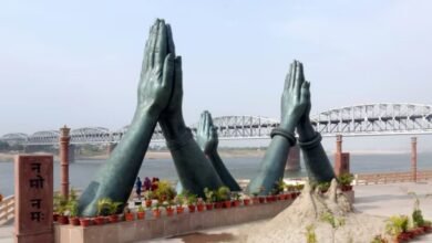 वाराणसी में 22, 24 और 25 अक्टूबर को प्रस्तावित एयर शो को लेकर तैयारियां तेज हो गई हैं। भारतीय सेना और वायुसेना के शौर्य प्रदर्शन को देखने 15 से 20 लाख लोगों के पहुंचने का अनुमान है। आयोजन की सुरक्षा के लिए महाकुंभ की तर्ज पर व्यापक इंतजाम किए जा रहे हैं। पुलिसकर्मियों को काशी की गलियों, सड़कों और घाटों की जानकारी दी जाएगी। ट्रैफिक डायवर्जन, पार्किंग, चिकित्सा सुविधाओं, ग्रीन कॉरिडोर और आपातकालीन सेवाओं पर विशेष जोर दिया जा रहा है।