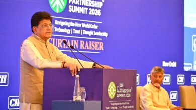 केंद्रीय वाणिज्य एवं उद्योग मंत्री पीयूष गोयल ने नई दिल्ली में 31वें CII Partnership Summit के पूर्वावलोकन समारोह में भारत की आर्थिक क्षमता पर भरोसा जताया। उन्होंने कहा कि भारत चालू वर्ष में 1 ट्रिलियन डॉलर निर्यात लक्ष्य हासिल कर सकता है और 7 प्रतिशत से अधिक विकास दर बनाए रखेगा। गोयल ने मुक्त व्यापार समझौतों, तकनीकी विकास, निवेश, MSME और वैश्विक साझेदारी पर जोर दिया। उन्होंने 2047 तक भारत को विकसित राष्ट्र बनाने के लक्ष्य और आंध्र प्रदेश की विकास क्षमता को भी रेखांकित किया।