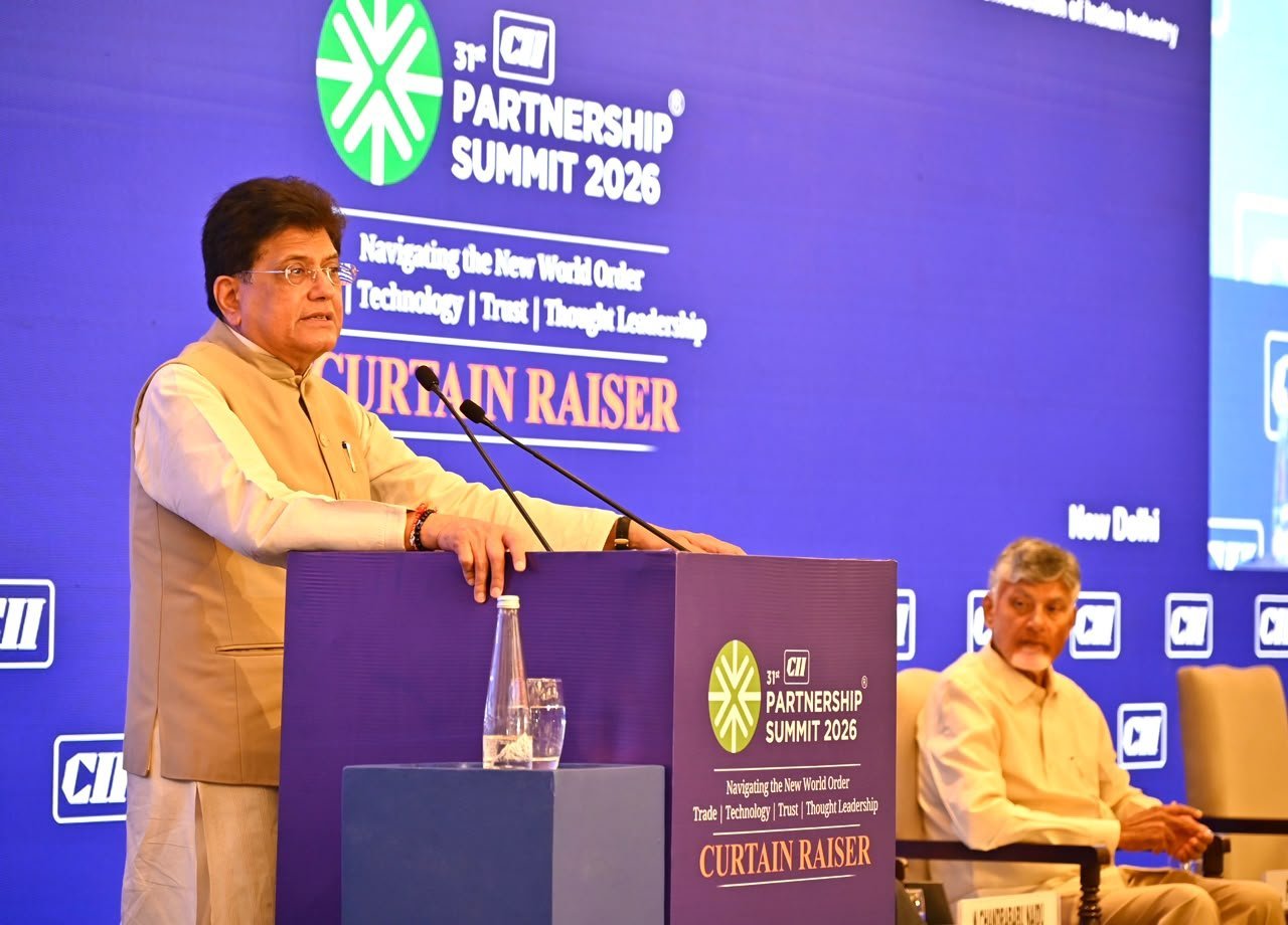 केंद्रीय वाणिज्य एवं उद्योग मंत्री पीयूष गोयल ने नई दिल्ली में 31वें CII Partnership Summit के पूर्वावलोकन समारोह में भारत की आर्थिक क्षमता पर भरोसा जताया। उन्होंने कहा कि भारत चालू वर्ष में 1 ट्रिलियन डॉलर निर्यात लक्ष्य हासिल कर सकता है और 7 प्रतिशत से अधिक विकास दर बनाए रखेगा। गोयल ने मुक्त व्यापार समझौतों, तकनीकी विकास, निवेश, MSME और वैश्विक साझेदारी पर जोर दिया। उन्होंने 2047 तक भारत को विकसित राष्ट्र बनाने के लक्ष्य और आंध्र प्रदेश की विकास क्षमता को भी रेखांकित किया।