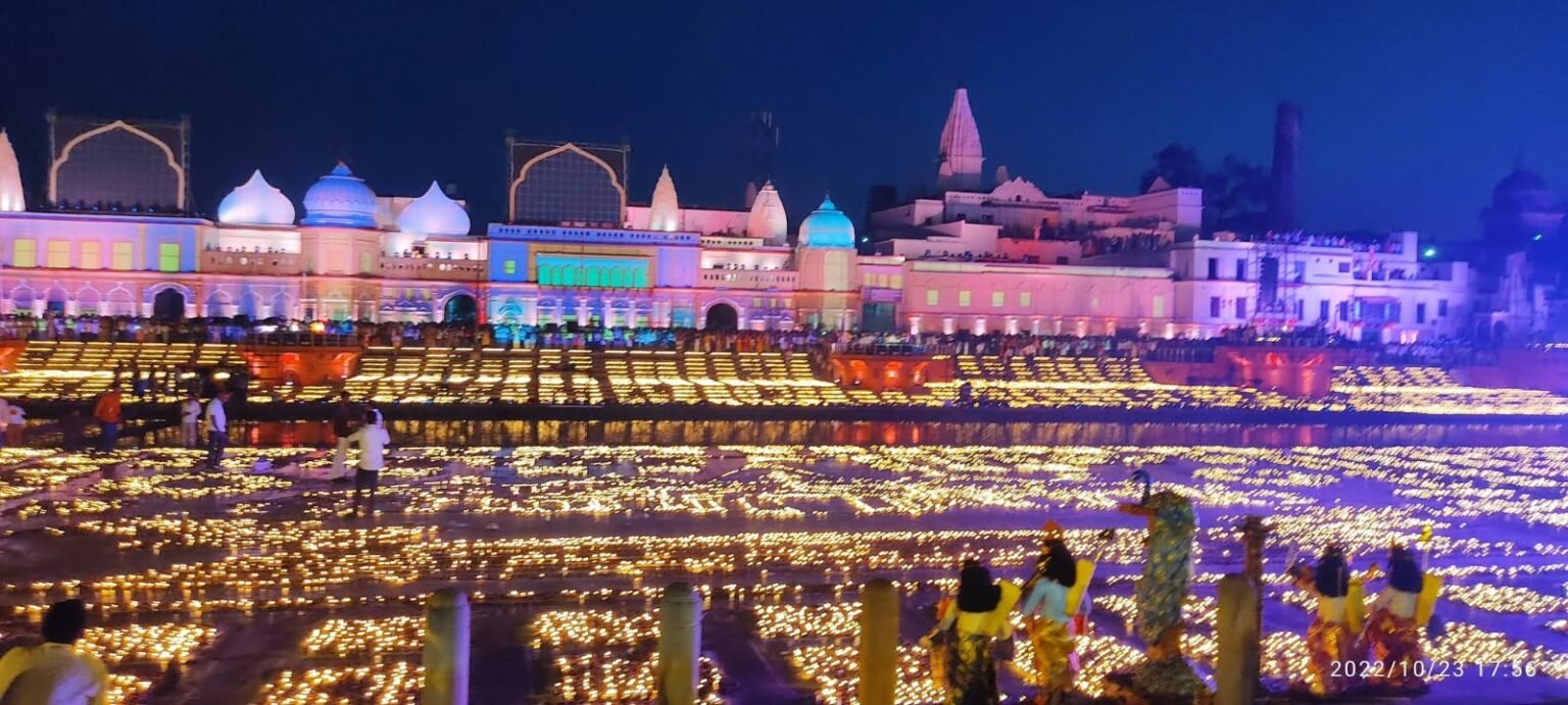 अयोध्या में 10वें दीपोत्सव की तैयारियां तेज हो गई हैं। मुख्यमंत्री योगी आदित्यनाथ के नेतृत्व में 5 से 7 नवंबर तक आयोजित होने वाले दीपोत्सव में राम की पैड़ी सहित करीब दो किलोमीटर क्षेत्र में 33 लाख मिट्टी के दीप प्रज्वलित किए जाएंगे। इसके लिए 65 लाख बातियों और 55 हजार लीटर तेल की व्यवस्था की जा रही है। 34 हजार वालंटियर दीप प्रज्वलन और व्यवस्थाओं में सहयोग करेंगे। सांस्कृतिक कार्यक्रमों, मंदिरों की रोशनी और घाटों की सजावट से अयोध्या भव्य नजर आएगी।