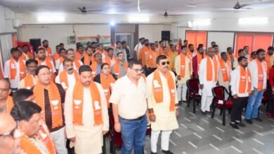 प्रधानमंत्री नरेंद्र मोदी के 25 अक्टूबर को प्रस्तावित वाराणसी दौरे को भव्य बनाने के लिए भाजपा ने व्यापक तैयारियां की हैं। काशी में 12 प्रमुख स्थानों पर प्रधानमंत्री के स्वागत के लिए कार्यकर्ताओं की तैनाती होगी। नमोघाट पर गंगा के ऊपर भारतीय वायुसेना का भव्य एयर शो आयोजित किया जाएगा। स्वागत की जिम्मेदारी मंत्रियों, विधायकों, महापौर, भाजपा पदाधिकारियों और महिला मोर्चा को सौंपी गई है। भाजपा इसे काशी की धार्मिक-सांस्कृतिक विरासत और राष्ट्रीय गौरव प्रदर्शित करने का अवसर मान रही है।