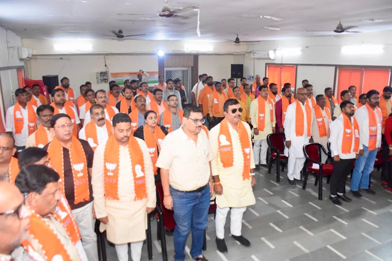 प्रधानमंत्री नरेंद्र मोदी के 25 अक्टूबर को प्रस्तावित वाराणसी दौरे को भव्य बनाने के लिए भाजपा ने व्यापक तैयारियां की हैं। काशी में 12 प्रमुख स्थानों पर प्रधानमंत्री के स्वागत के लिए कार्यकर्ताओं की तैनाती होगी। नमोघाट पर गंगा के ऊपर भारतीय वायुसेना का भव्य एयर शो आयोजित किया जाएगा। स्वागत की जिम्मेदारी मंत्रियों, विधायकों, महापौर, भाजपा पदाधिकारियों और महिला मोर्चा को सौंपी गई है। भाजपा इसे काशी की धार्मिक-सांस्कृतिक विरासत और राष्ट्रीय गौरव प्रदर्शित करने का अवसर मान रही है।