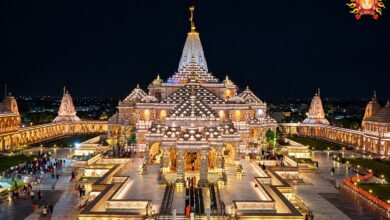 अयोध्या में श्रद्धालुओं और पर्यटकों के लिए यूपीएसटीडीसी ने ‘अयोध्या डिवाइन हेरिटेज ट्रेल’ टूर पैकेज शुरू किया है। 1 नवंबर से शुरू होने वाली इस छह घंटे की यात्रा में रामायण वैक्स म्यूजियम, सूर्य कुंड, गुप्तार घाट, लक्ष्मण किला, राम की पैड़ी और नागेश्वरनाथ मंदिर सहित प्रमुख धार्मिक स्थलों के दर्शन कराए जाएंगे। एसी वाहन और टूर गाइड की सुविधा वाले इस पैकेज का समापन सरयू आरती के साथ होगा। ऑनलाइन बुकिंग वेबसाइट पर उपलब्ध है।