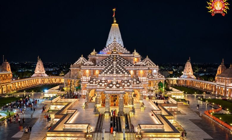 अयोध्या में श्रद्धालुओं और पर्यटकों के लिए यूपीएसटीडीसी ने ‘अयोध्या डिवाइन हेरिटेज ट्रेल’ टूर पैकेज शुरू किया है। 1 नवंबर से शुरू होने वाली इस छह घंटे की यात्रा में रामायण वैक्स म्यूजियम, सूर्य कुंड, गुप्तार घाट, लक्ष्मण किला, राम की पैड़ी और नागेश्वरनाथ मंदिर सहित प्रमुख धार्मिक स्थलों के दर्शन कराए जाएंगे। एसी वाहन और टूर गाइड की सुविधा वाले इस पैकेज का समापन सरयू आरती के साथ होगा। ऑनलाइन बुकिंग वेबसाइट पर उपलब्ध है।