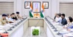 लखनऊ में मुख्यमंत्री योगी आदित्यनाथ ने अधिकारियों को जनशिकायतों का अधिकतम 24 घंटे में संतोषजनक जवाब देने और निर्विवाद राजस्व मामलों का 15 दिन में निस्तारण करने के निर्देश दिए। शारदीय नवरात्र, दुर्गा पूजा, विजयादशमी और छठ महापर्व के मद्देनजर कानून-व्यवस्था, महिला सुरक्षा, यातायात प्रबंधन और स्वच्छता पर विशेष जोर दिया गया। मुख्यमंत्री ने खाद की उपलब्धता, किसानों की समस्याओं, अतिवृष्टि राहत, सीसीटीवी निगरानी और भ्रष्टाचार के विरुद्ध सख्त कार्रवाई सुनिश्चित करने के भी निर्देश दिए।