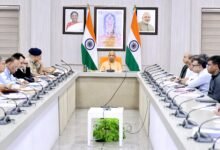 लखनऊ में मुख्यमंत्री योगी आदित्यनाथ ने अधिकारियों को जनशिकायतों का अधिकतम 24 घंटे में संतोषजनक जवाब देने और निर्विवाद राजस्व मामलों का 15 दिन में निस्तारण करने के निर्देश दिए। शारदीय नवरात्र, दुर्गा पूजा, विजयादशमी और छठ महापर्व के मद्देनजर कानून-व्यवस्था, महिला सुरक्षा, यातायात प्रबंधन और स्वच्छता पर विशेष जोर दिया गया। मुख्यमंत्री ने खाद की उपलब्धता, किसानों की समस्याओं, अतिवृष्टि राहत, सीसीटीवी निगरानी और भ्रष्टाचार के विरुद्ध सख्त कार्रवाई सुनिश्चित करने के भी निर्देश दिए।