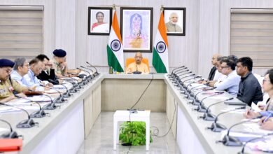 लखनऊ में मुख्यमंत्री योगी आदित्यनाथ ने अधिकारियों को जनशिकायतों का अधिकतम 24 घंटे में संतोषजनक जवाब देने और निर्विवाद राजस्व मामलों का 15 दिन में निस्तारण करने के निर्देश दिए। शारदीय नवरात्र, दुर्गा पूजा, विजयादशमी और छठ महापर्व के मद्देनजर कानून-व्यवस्था, महिला सुरक्षा, यातायात प्रबंधन और स्वच्छता पर विशेष जोर दिया गया। मुख्यमंत्री ने खाद की उपलब्धता, किसानों की समस्याओं, अतिवृष्टि राहत, सीसीटीवी निगरानी और भ्रष्टाचार के विरुद्ध सख्त कार्रवाई सुनिश्चित करने के भी निर्देश दिए।