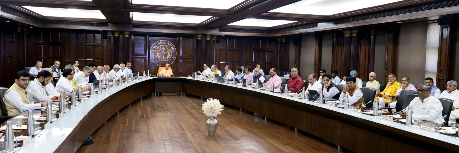 लखनऊ: जेवर में निर्माणाधीन नोएडा इंटरनेशनल एयरपोर्ट का नाम नरेंद्र मोदी इंटरनेशनल एयरपोर्ट नोएडा जेवर रखने के प्रस्ताव को योगी कैबिनेट ने मंजूरी दी। मुख्यमंत्री योगी आदित्यनाथ ने प्रधानमंत्री नरेंद्र मोदी की 25 वर्ष की सेवा यात्रा के अभिनंदन में पारित विशेष प्रस्ताव की जानकारी दी। उन्होंने उत्तर प्रदेश में एक्सप्रेसवे, मेट्रो, राष्ट्रीय राजमार्ग, औद्योगिक गलियारे, किसान कल्याण, आवास, स्वास्थ्य, रोजगार और सांस्कृतिक विकास से जुड़ी उपलब्धियां गिनाईं। सरकार ने विकसित उत्तर प्रदेश और विकसित भारत-2047 के संकल्प को दोहराया।