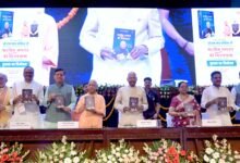लखनऊ के लोकभवन में मुख्यमंत्री योगी आदित्यनाथ ने पूर्व राष्ट्रपति रामनाथ कोविन्द की आत्मकथा ‘भारतीय गणतंत्र की विजयगाथा: मेरा जीवन, मेरा संघर्ष’ का विमोचन किया। इस अवसर पर सीएम योगी ने रामनाथ कोविन्द के संघर्षपूर्ण जीवन, दृढ़ संकल्प और राष्ट्रपति पद तक की यात्रा को प्रेरणादायी बताया। उन्होंने युवाओं से सोशल मीडिया पर समय गंवाने के बजाय अच्छी पुस्तकें पढ़ने की अपील की। मुख्यमंत्री ने उत्तर प्रदेश की ग्राम पंचायतों में पुस्तकालय विकसित करने और विद्यार्थियों में अध्ययन की रुचि बढ़ाने पर भी जोर दिया।