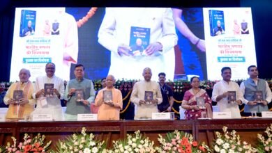 लखनऊ के लोकभवन में मुख्यमंत्री योगी आदित्यनाथ ने पूर्व राष्ट्रपति रामनाथ कोविन्द की आत्मकथा ‘भारतीय गणतंत्र की विजयगाथा: मेरा जीवन, मेरा संघर्ष’ का विमोचन किया। इस अवसर पर सीएम योगी ने रामनाथ कोविन्द के संघर्षपूर्ण जीवन, दृढ़ संकल्प और राष्ट्रपति पद तक की यात्रा को प्रेरणादायी बताया। उन्होंने युवाओं से सोशल मीडिया पर समय गंवाने के बजाय अच्छी पुस्तकें पढ़ने की अपील की। मुख्यमंत्री ने उत्तर प्रदेश की ग्राम पंचायतों में पुस्तकालय विकसित करने और विद्यार्थियों में अध्ययन की रुचि बढ़ाने पर भी जोर दिया।