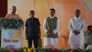 वाराणसी में मुख्यमंत्री योगी आदित्यनाथ ने शिक्षक और स्नातक विधान परिषद चुनाव के लिए भाजपा प्रत्याशियों के समर्थन में महासम्मेलन को संबोधित किया। डॉ. संपूर्णानंद संस्कृत विश्वविद्यालय में आयोजित कार्यक्रम में उन्होंने समाजवादी पार्टी पर शिक्षक भर्ती, युवाओं के रोजगार और पेंशन व्यवस्था को लेकर निशाना साधा। मुख्यमंत्री ने सरकारी नियुक्तियों, स्टार्टअप, स्वरोजगार, शिक्षकों की स्वास्थ्य सुविधाओं और प्रदेश की कानून-व्यवस्था में बदलाव का उल्लेख किया। सम्मेलन में मंत्री सुरेश कुमार खन्ना समेत कई जनप्रतिनिधि और भाजपा पदाधिकारी उपस्थित रहे।