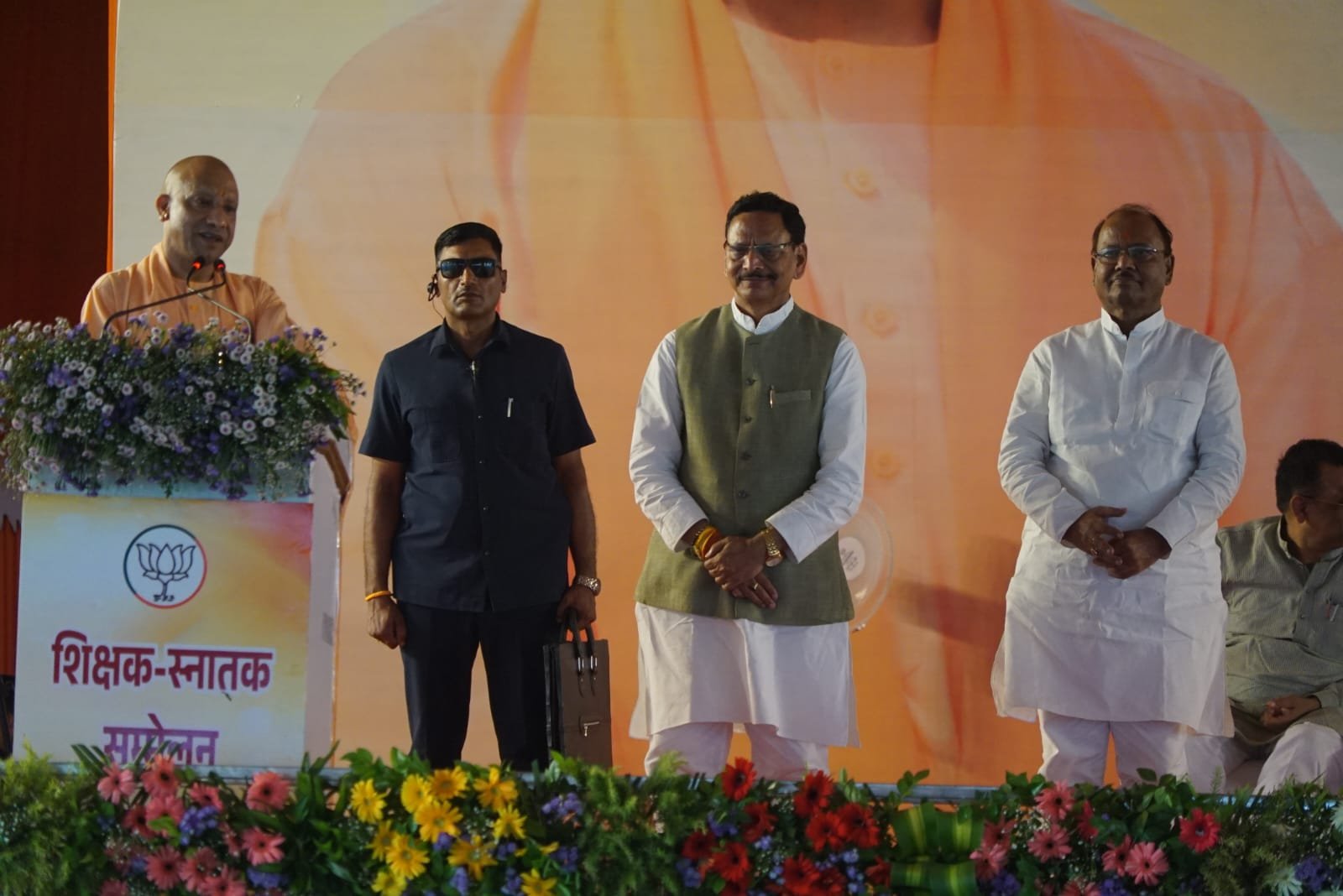 वाराणसी में मुख्यमंत्री योगी आदित्यनाथ ने शिक्षक और स्नातक विधान परिषद चुनाव के लिए भाजपा प्रत्याशियों के समर्थन में महासम्मेलन को संबोधित किया। डॉ. संपूर्णानंद संस्कृत विश्वविद्यालय में आयोजित कार्यक्रम में उन्होंने समाजवादी पार्टी पर शिक्षक भर्ती, युवाओं के रोजगार और पेंशन व्यवस्था को लेकर निशाना साधा। मुख्यमंत्री ने सरकारी नियुक्तियों, स्टार्टअप, स्वरोजगार, शिक्षकों की स्वास्थ्य सुविधाओं और प्रदेश की कानून-व्यवस्था में बदलाव का उल्लेख किया। सम्मेलन में मंत्री सुरेश कुमार खन्ना समेत कई जनप्रतिनिधि और भाजपा पदाधिकारी उपस्थित रहे।