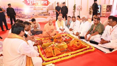 प्रयागराज में मुख्यमंत्री योगी आदित्यनाथ ने कसारी-मसारी में माफिया अतीक अहमद के कब्जे से मुक्त कराई गई जमीन पर पद्मलोक आवास योजना का भूमि पूजन किया। 191 करोड़ रुपये से अधिक की लागत वाली परियोजना के तहत पहले चरण में 602 और दूसरे चरण में 598 परिवारों को आवास देने की योजना है। मुख्यमंत्री ने क्षेत्र को श्रीकृष्णपुरी के रूप में विकसित करने की घोषणा की। पीपलगांव के 556 लाभार्थियों को प्रधानमंत्री आवास योजना के तहत चाबियां भी सौंपी गईं।