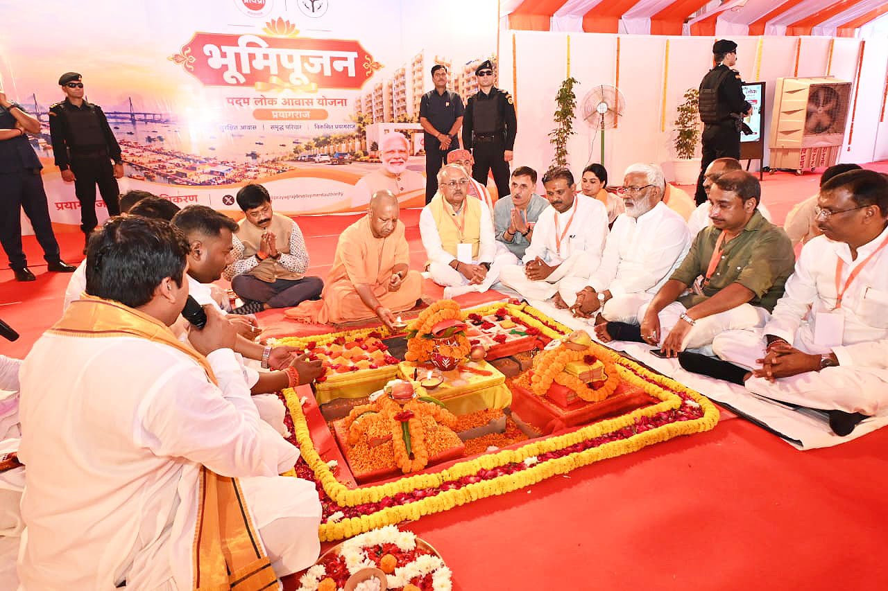 प्रयागराज में मुख्यमंत्री योगी आदित्यनाथ ने कसारी-मसारी में माफिया अतीक अहमद के कब्जे से मुक्त कराई गई जमीन पर पद्मलोक आवास योजना का भूमि पूजन किया। 191 करोड़ रुपये से अधिक की लागत वाली परियोजना के तहत पहले चरण में 602 और दूसरे चरण में 598 परिवारों को आवास देने की योजना है। मुख्यमंत्री ने क्षेत्र को श्रीकृष्णपुरी के रूप में विकसित करने की घोषणा की। पीपलगांव के 556 लाभार्थियों को प्रधानमंत्री आवास योजना के तहत चाबियां भी सौंपी गईं।