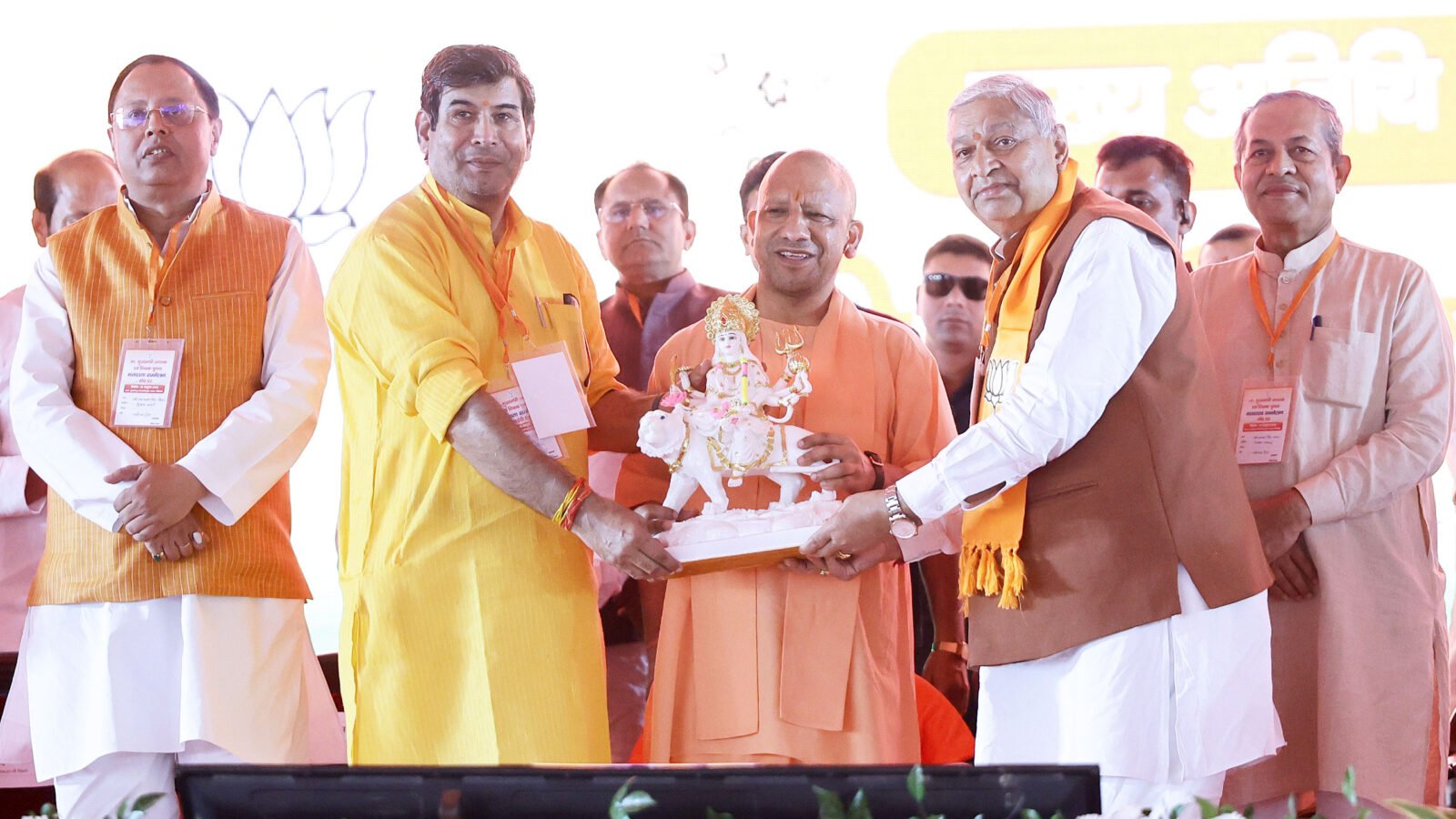 गाजियाबाद में मुख्यमंत्री योगी आदित्यनाथ ने समाजवादी पार्टी पर शिक्षा व्यवस्था को नुकसान पहुंचाने, युवाओं के भविष्य से खिलवाड़ करने और कानून-व्यवस्था बिगाड़ने का आरोप लगाया। शिक्षक-स्नातक सम्मेलन में उन्होंने भाजपा सरकार की भर्ती प्रक्रिया, विश्वविद्यालयों की स्थापना, शिक्षकों की चिकित्सा सुविधाओं और विकास परियोजनाओं का उल्लेख किया। योगी ने पीडीए के मुद्दे पर सपा को घेरते हुए भाजपा प्रत्याशियों श्रीचंद शर्मा और दिनेश गोयल के समर्थन में मतदान की अपील की।