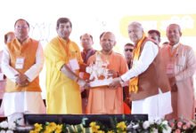 गाजियाबाद में मुख्यमंत्री योगी आदित्यनाथ ने समाजवादी पार्टी पर शिक्षा व्यवस्था को नुकसान पहुंचाने, युवाओं के भविष्य से खिलवाड़ करने और कानून-व्यवस्था बिगाड़ने का आरोप लगाया। शिक्षक-स्नातक सम्मेलन में उन्होंने भाजपा सरकार की भर्ती प्रक्रिया, विश्वविद्यालयों की स्थापना, शिक्षकों की चिकित्सा सुविधाओं और विकास परियोजनाओं का उल्लेख किया। योगी ने पीडीए के मुद्दे पर सपा को घेरते हुए भाजपा प्रत्याशियों श्रीचंद शर्मा और दिनेश गोयल के समर्थन में मतदान की अपील की।