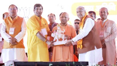 गाजियाबाद में मुख्यमंत्री योगी आदित्यनाथ ने समाजवादी पार्टी पर शिक्षा व्यवस्था को नुकसान पहुंचाने, युवाओं के भविष्य से खिलवाड़ करने और कानून-व्यवस्था बिगाड़ने का आरोप लगाया। शिक्षक-स्नातक सम्मेलन में उन्होंने भाजपा सरकार की भर्ती प्रक्रिया, विश्वविद्यालयों की स्थापना, शिक्षकों की चिकित्सा सुविधाओं और विकास परियोजनाओं का उल्लेख किया। योगी ने पीडीए के मुद्दे पर सपा को घेरते हुए भाजपा प्रत्याशियों श्रीचंद शर्मा और दिनेश गोयल के समर्थन में मतदान की अपील की।