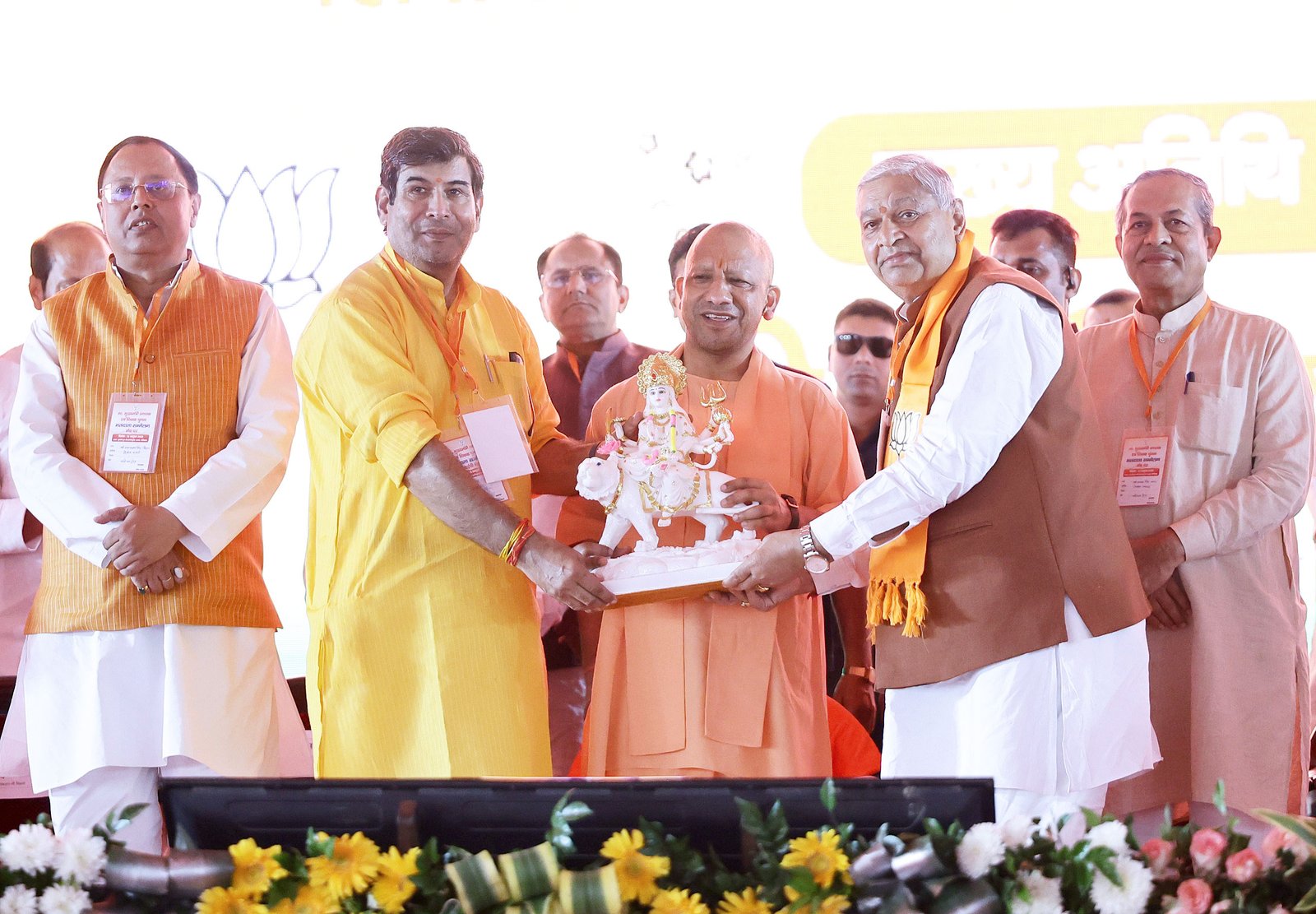 गाजियाबाद में मुख्यमंत्री योगी आदित्यनाथ ने समाजवादी पार्टी पर शिक्षा व्यवस्था को नुकसान पहुंचाने, युवाओं के भविष्य से खिलवाड़ करने और कानून-व्यवस्था बिगाड़ने का आरोप लगाया। शिक्षक-स्नातक सम्मेलन में उन्होंने भाजपा सरकार की भर्ती प्रक्रिया, विश्वविद्यालयों की स्थापना, शिक्षकों की चिकित्सा सुविधाओं और विकास परियोजनाओं का उल्लेख किया। योगी ने पीडीए के मुद्दे पर सपा को घेरते हुए भाजपा प्रत्याशियों श्रीचंद शर्मा और दिनेश गोयल के समर्थन में मतदान की अपील की।