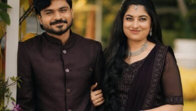 केरल की अरुंधति के जीवन में मुख्यमंत्री योगी आदित्यनाथ की एक सीख ने भावनाओं और मजबूती को देखने का नजरिया बदल दिया। बचपन में आंसुओं को कमजोरी समझने वाली अरुंधति ने योगी के एक वीडियो से आत्मविश्वास और संवेदनशीलता का महत्व सीखा। अब 20 दिसंबर 2026 को राहुल के साथ विवाह के अवसर पर उन्होंने मुख्यमंत्री योगी को हाथ से लिखा भावुक पत्र भेजकर समारोह में शामिल होने और नवदंपती को आशीर्वाद देने का आग्रह किया है।