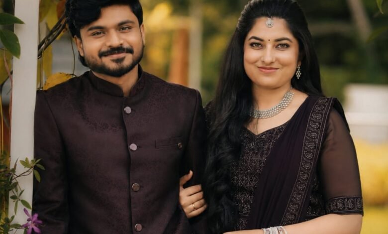 केरल की अरुंधति के जीवन में मुख्यमंत्री योगी आदित्यनाथ की एक सीख ने भावनाओं और मजबूती को देखने का नजरिया बदल दिया। बचपन में आंसुओं को कमजोरी समझने वाली अरुंधति ने योगी के एक वीडियो से आत्मविश्वास और संवेदनशीलता का महत्व सीखा। अब 20 दिसंबर 2026 को राहुल के साथ विवाह के अवसर पर उन्होंने मुख्यमंत्री योगी को हाथ से लिखा भावुक पत्र भेजकर समारोह में शामिल होने और नवदंपती को आशीर्वाद देने का आग्रह किया है।