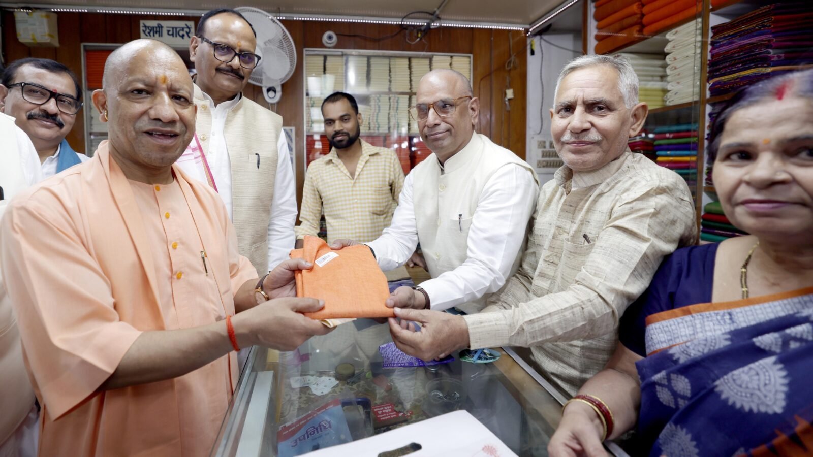 लखनऊ में गांधी जयंती के अवसर पर मुख्यमंत्री योगी आदित्यनाथ ने प्रदेशवासियों को बड़ा उपहार देते हुए खादी वस्त्रों पर 30 जनवरी 2027 तक 25 प्रतिशत छूट देने की घोषणा की। उन्होंने गांधी आश्रम पहुंचकर भगवा गमछा खरीदा और खादी उत्पादों को प्रोत्साहित किया। सीएम योगी ने महात्मा गांधी के स्वदेशी और स्वावलंबन के मंत्र को आत्मनिर्भर भारत की आधारशिला बताते हुए कारीगरों, बुनकरों और हस्तशिल्पियों के हुनर को सम्मान देने की अपील की।