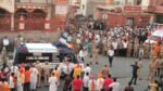 गोरखपुर में विजयादशमी शोभायात्रा के दौरान मुख्यमंत्री योगी आदित्यनाथ ने मानवीय संवेदनशीलता की मिसाल पेश की। गोरखनाथ मंदिर के बाहर भारी भीड़ में फंसी एंबुलेंस का सायरन सुनते ही उन्होंने शोभायात्रा रुकवाकर रास्ता खाली कराने का निर्देश दिया। एंबुलेंस के सुरक्षित निकलने के बाद शोभायात्रा आगे बढ़ी। इस घटना का वीडियो सोशल मीडिया पर वायरल हो रहा है और लोग मुख्यमंत्री की पहल की सराहना कर रहे हैं।