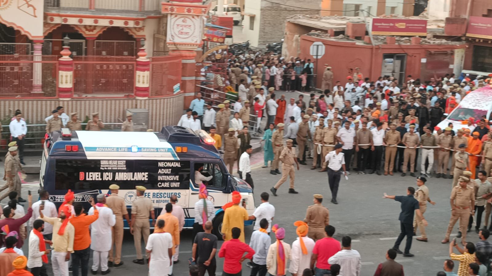 गोरखपुर में विजयादशमी शोभायात्रा के दौरान मुख्यमंत्री योगी आदित्यनाथ ने मानवीय संवेदनशीलता की मिसाल पेश की। गोरखनाथ मंदिर के बाहर भारी भीड़ में फंसी एंबुलेंस का सायरन सुनते ही उन्होंने शोभायात्रा रुकवाकर रास्ता खाली कराने का निर्देश दिया। एंबुलेंस के सुरक्षित निकलने के बाद शोभायात्रा आगे बढ़ी। इस घटना का वीडियो सोशल मीडिया पर वायरल हो रहा है और लोग मुख्यमंत्री की पहल की सराहना कर रहे हैं।