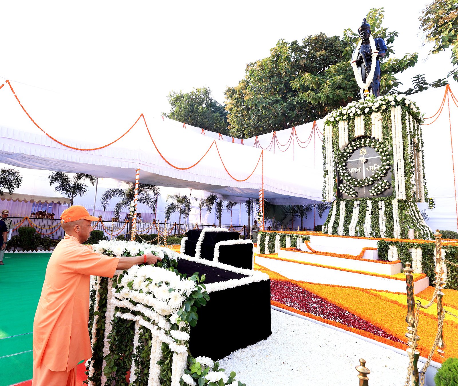 मुख्यमंत्री योगी आदित्यनाथ ने लखनऊ में पुलिस स्मृति दिवस-2026 पर पुलिसकर्मियों के लिए तीन महत्वपूर्ण घोषणाएं कीं। फील्ड ड्यूटी में तैनात उपनिरीक्षकों और निरीक्षकों का मोटरसाइकिल भत्ता 700 से बढ़ाकर 1,000 रुपये, पीपीएस अधिकारियों का वर्दी भत्ता 6,400 से बढ़ाकर 15,000 रुपये और आरक्षियों व मुख्य आरक्षियों का सिम भत्ता 2,000 से बढ़ाकर 2,500 रुपये किया जाएगा। मुख्यमंत्री ने शहीद पुलिसकर्मियों को श्रद्धांजलि देते हुए कानून-व्यवस्था, भर्ती और माफिया के खिलाफ कार्रवाई की उपलब्धियां भी गिनाईं।