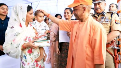 पुलिस स्मृति दिवस 2026 पर लखनऊ पुलिस लाइन में मुख्यमंत्री योगी आदित्यनाथ ने शहीद पुलिसकर्मियों को श्रद्धांजलि अर्पित की और उनके परिजनों से मुलाकात कर हर संभव सहायता का भरोसा दिया। एक वर्ष में उत्तर प्रदेश के छह पुलिसकर्मियों ने कर्तव्य निर्वहन के दौरान सर्वोच्च बलिदान दिया। इस अवसर पर यूपी पुलिस ने ‘वर्दी’ लघु फिल्म रिलीज की, जिसका निर्देशन तिग्मांशु धूलिया ने किया है। फिल्म शहीद जवानों के साहस, समर्पण और उनके परिवारों की भावनात्मक पीड़ा को दर्शाती है।