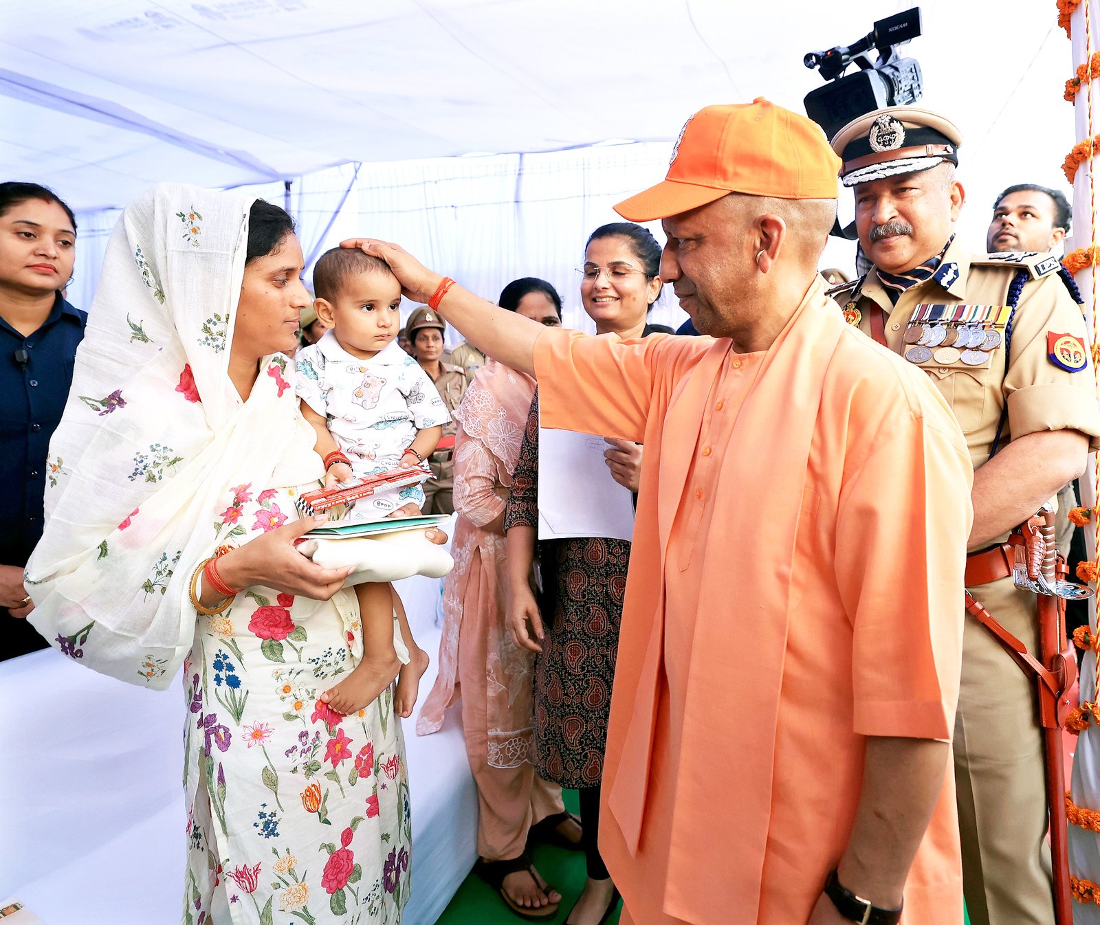 पुलिस स्मृति दिवस 2026 पर लखनऊ पुलिस लाइन में मुख्यमंत्री योगी आदित्यनाथ ने शहीद पुलिसकर्मियों को श्रद्धांजलि अर्पित की और उनके परिजनों से मुलाकात कर हर संभव सहायता का भरोसा दिया। एक वर्ष में उत्तर प्रदेश के छह पुलिसकर्मियों ने कर्तव्य निर्वहन के दौरान सर्वोच्च बलिदान दिया। इस अवसर पर यूपी पुलिस ने ‘वर्दी’ लघु फिल्म रिलीज की, जिसका निर्देशन तिग्मांशु धूलिया ने किया है। फिल्म शहीद जवानों के साहस, समर्पण और उनके परिवारों की भावनात्मक पीड़ा को दर्शाती है।