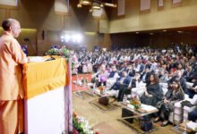 उत्तर प्रदेश में निवेश और तकनीकी उद्योगों को नई गति मिल रही है। मुख्यमंत्री योगी आदित्यनाथ ने लखनऊ में GCC इनोवेशन समिट 2026 में बताया कि प्रदेश को ₹50 लाख करोड़ से अधिक के निवेश प्रस्ताव मिले हैं, जिनमें ₹15 लाख करोड़ की परियोजनाओं की ग्राउंड ब्रेकिंग हो चुकी है। वर्ष 2030-31 तक 500 नए ग्लोबल कैपेबिलिटी सेंटर स्थापित करने का लक्ष्य है। पांच प्रमुख कंपनियों की परियोजनाओं से 6,467 रोजगार के अवसर सृजित होने की संभावना है।