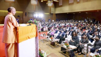 उत्तर प्रदेश में निवेश और तकनीकी उद्योगों को नई गति मिल रही है। मुख्यमंत्री योगी आदित्यनाथ ने लखनऊ में GCC इनोवेशन समिट 2026 में बताया कि प्रदेश को ₹50 लाख करोड़ से अधिक के निवेश प्रस्ताव मिले हैं, जिनमें ₹15 लाख करोड़ की परियोजनाओं की ग्राउंड ब्रेकिंग हो चुकी है। वर्ष 2030-31 तक 500 नए ग्लोबल कैपेबिलिटी सेंटर स्थापित करने का लक्ष्य है। पांच प्रमुख कंपनियों की परियोजनाओं से 6,467 रोजगार के अवसर सृजित होने की संभावना है।