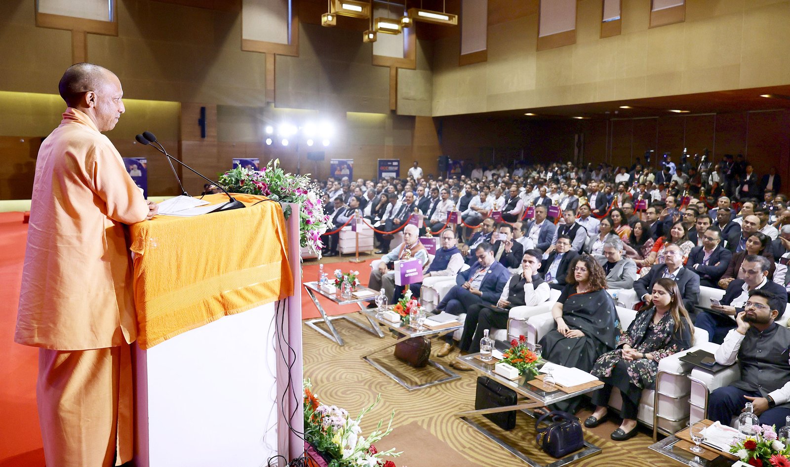 उत्तर प्रदेश में निवेश और तकनीकी उद्योगों को नई गति मिल रही है। मुख्यमंत्री योगी आदित्यनाथ ने लखनऊ में GCC इनोवेशन समिट 2026 में बताया कि प्रदेश को ₹50 लाख करोड़ से अधिक के निवेश प्रस्ताव मिले हैं, जिनमें ₹15 लाख करोड़ की परियोजनाओं की ग्राउंड ब्रेकिंग हो चुकी है। वर्ष 2030-31 तक 500 नए ग्लोबल कैपेबिलिटी सेंटर स्थापित करने का लक्ष्य है। पांच प्रमुख कंपनियों की परियोजनाओं से 6,467 रोजगार के अवसर सृजित होने की संभावना है।