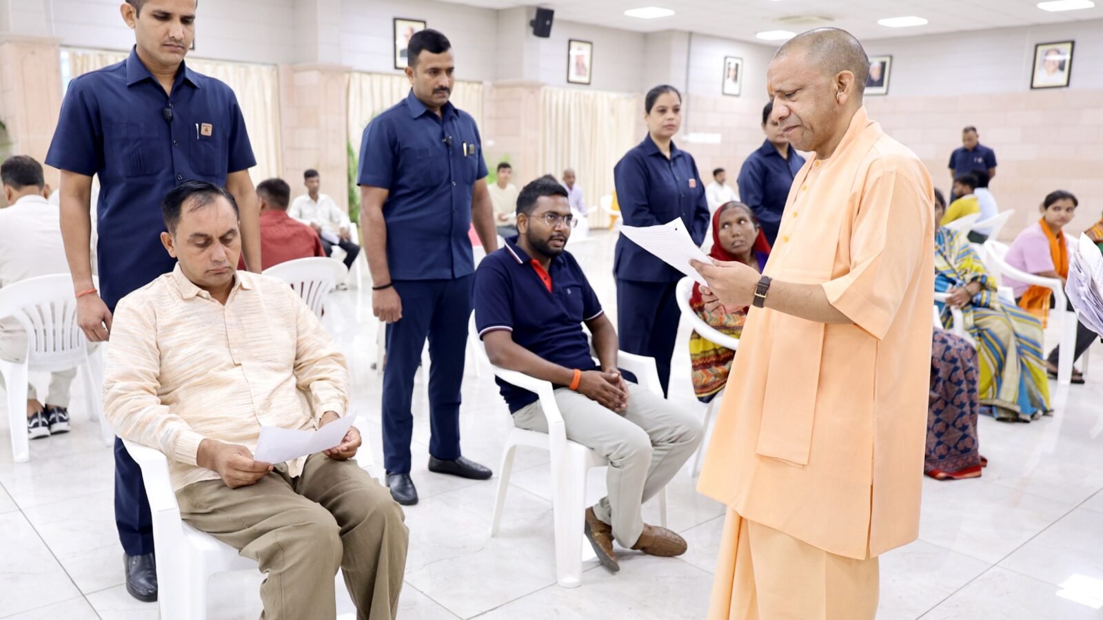 लखनऊ में जनता दर्शन के दौरान मुख्यमंत्री योगी आदित्यनाथ ने लोगों की समस्याएं सुनीं और अधिकारियों को समयबद्ध व पारदर्शी समाधान के निर्देश दिए। उन्होंने कहा कि वास्तविक समस्या लेकर कोई पीड़ित दूसरी बार आता है तो जवाबदेही तय होगी। जमीन पर अवैध कब्जे की शिकायतों पर कठोर कानूनी कार्रवाई, जमीन कब्जामुक्त कराने और पीड़ितों को न्याय दिलाने के निर्देश भी दिए।