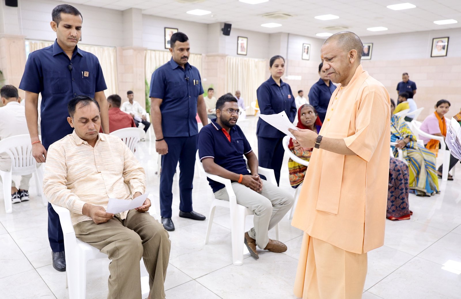 लखनऊ में जनता दर्शन के दौरान मुख्यमंत्री योगी आदित्यनाथ ने लोगों की समस्याएं सुनीं और अधिकारियों को समयबद्ध व पारदर्शी समाधान के निर्देश दिए। उन्होंने कहा कि वास्तविक समस्या लेकर कोई पीड़ित दूसरी बार आता है तो जवाबदेही तय होगी। जमीन पर अवैध कब्जे की शिकायतों पर कठोर कानूनी कार्रवाई, जमीन कब्जामुक्त कराने और पीड़ितों को न्याय दिलाने के निर्देश भी दिए।