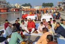 Ayodhya Deepotsav 2026: मुख्यमंत्री योगी आदित्यनाथ के मार्गदर्शन में अयोध्या में दीपोत्सव को भव्य बनाने की तैयारियां तेज हैं। इस बार 30 लाख से अधिक दीप सजाने का लक्ष्य रखा गया है। डॉ. राममनोहर लोहिया अवध विश्वविद्यालय के 35 हजार से अधिक स्वयंसेवक आयोजन में भाग लेंगे। राम की पैड़ी पर सरयू पूजन के साथ निर्विघ्न आयोजन की कामना की गई। वहीं, लोक निर्माण विभाग धर्मपथ, रामपथ और महोबरा मार्ग के सौंदर्यीकरण में जुटा है।