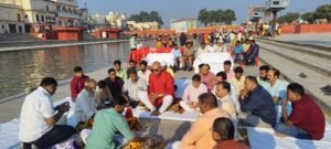 Ayodhya Deepotsav 2026: मुख्यमंत्री योगी आदित्यनाथ के मार्गदर्शन में अयोध्या में दीपोत्सव को भव्य बनाने की तैयारियां तेज हैं। इस बार 30 लाख से अधिक दीप सजाने का लक्ष्य रखा गया है। डॉ. राममनोहर लोहिया अवध विश्वविद्यालय के 35 हजार से अधिक स्वयंसेवक आयोजन में भाग लेंगे। राम की पैड़ी पर सरयू पूजन के साथ निर्विघ्न आयोजन की कामना की गई। वहीं, लोक निर्माण विभाग धर्मपथ, रामपथ और महोबरा मार्ग के सौंदर्यीकरण में जुटा है।