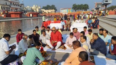 Ayodhya Deepotsav 2026: मुख्यमंत्री योगी आदित्यनाथ के मार्गदर्शन में अयोध्या में दीपोत्सव को भव्य बनाने की तैयारियां तेज हैं। इस बार 30 लाख से अधिक दीप सजाने का लक्ष्य रखा गया है। डॉ. राममनोहर लोहिया अवध विश्वविद्यालय के 35 हजार से अधिक स्वयंसेवक आयोजन में भाग लेंगे। राम की पैड़ी पर सरयू पूजन के साथ निर्विघ्न आयोजन की कामना की गई। वहीं, लोक निर्माण विभाग धर्मपथ, रामपथ और महोबरा मार्ग के सौंदर्यीकरण में जुटा है।