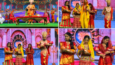 दिल्ली के मावलंकर हॉल में मुख्यमंत्री योगी आदित्यनाथ की पहल से शुरू हुई फिल्मी सितारों की रामलीला के आठवें संस्करण का शुभारंभ हुआ। पहली बार 3 से 17 वर्ष तक के बाल कलाकारों ने श्रीराम जन्म से राज्याभिषेक तक संपूर्ण रामायण का मंचन किया। 120 फीट की एलईडी स्क्रीन और आधुनिक मंच सज्जा आयोजन के प्रमुख आकर्षण हैं। 10 से 20 अक्टूबर 2026 तक होने वाली रामलीला में 63 फिल्मी कलाकार भाग लेंगे। इसका प्रसारण 40 भाषाओं में 60 देशों तक पहुंचाने की योजना है।