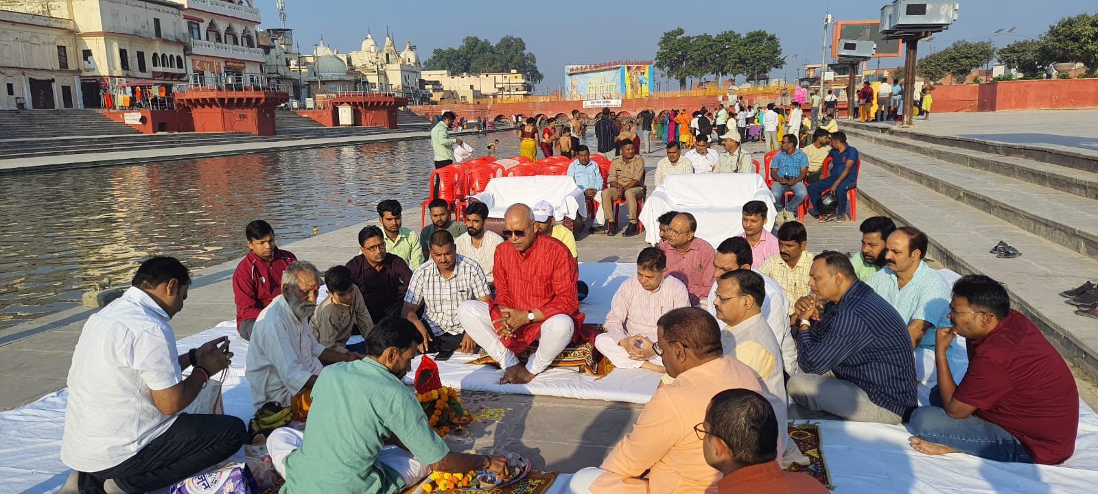 Ayodhya Deepotsav 2026: मुख्यमंत्री योगी आदित्यनाथ के मार्गदर्शन में अयोध्या में दीपोत्सव को भव्य बनाने की तैयारियां तेज हैं। इस बार 30 लाख से अधिक दीप सजाने का लक्ष्य रखा गया है। डॉ. राममनोहर लोहिया अवध विश्वविद्यालय के 35 हजार से अधिक स्वयंसेवक आयोजन में भाग लेंगे। राम की पैड़ी पर सरयू पूजन के साथ निर्विघ्न आयोजन की कामना की गई। वहीं, लोक निर्माण विभाग धर्मपथ, रामपथ और महोबरा मार्ग के सौंदर्यीकरण में जुटा है।