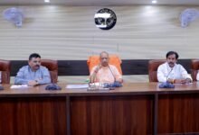 मुख्यमंत्री योगी आदित्यनाथ शनिवार शाम दो दिवसीय दौरे पर वाराणसी पहुंचे। सर्किट हाउस में अधिकारियों के साथ बैठक कर उन्होंने प्रधानमंत्री नरेंद्र मोदी के आगमन और रविवार को होने वाले एयर शो की तैयारियों की समीक्षा की। मुख्यमंत्री ने गंगा घाटों पर अनावश्यक बैरिकेडिंग रोकने, सुरक्षा, यातायात, पार्किंग और स्वच्छता की समुचित व्यवस्था के निर्देश दिए। प्रशासन ने 200 मोबाइल टॉयलेट, 280 वाटर टैंकर और 200 सफाई वॉलंटियर की व्यवस्था की है। मुख्यमंत्री ने बाबा कालभैरव और काशी विश्वनाथ मंदिर में दर्शन-पूजन भी किया।