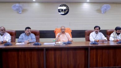 मुख्यमंत्री योगी आदित्यनाथ शनिवार शाम दो दिवसीय दौरे पर वाराणसी पहुंचे। सर्किट हाउस में अधिकारियों के साथ बैठक कर उन्होंने प्रधानमंत्री नरेंद्र मोदी के आगमन और रविवार को होने वाले एयर शो की तैयारियों की समीक्षा की। मुख्यमंत्री ने गंगा घाटों पर अनावश्यक बैरिकेडिंग रोकने, सुरक्षा, यातायात, पार्किंग और स्वच्छता की समुचित व्यवस्था के निर्देश दिए। प्रशासन ने 200 मोबाइल टॉयलेट, 280 वाटर टैंकर और 200 सफाई वॉलंटियर की व्यवस्था की है। मुख्यमंत्री ने बाबा कालभैरव और काशी विश्वनाथ मंदिर में दर्शन-पूजन भी किया।