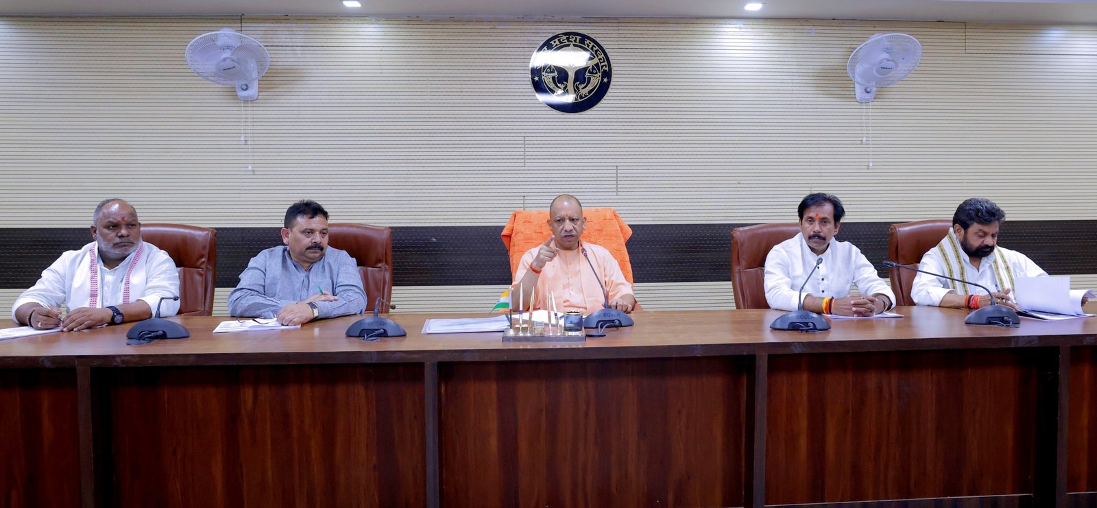 मुख्यमंत्री योगी आदित्यनाथ शनिवार शाम दो दिवसीय दौरे पर वाराणसी पहुंचे। सर्किट हाउस में अधिकारियों के साथ बैठक कर उन्होंने प्रधानमंत्री नरेंद्र मोदी के आगमन और रविवार को होने वाले एयर शो की तैयारियों की समीक्षा की। मुख्यमंत्री ने गंगा घाटों पर अनावश्यक बैरिकेडिंग रोकने, सुरक्षा, यातायात, पार्किंग और स्वच्छता की समुचित व्यवस्था के निर्देश दिए। प्रशासन ने 200 मोबाइल टॉयलेट, 280 वाटर टैंकर और 200 सफाई वॉलंटियर की व्यवस्था की है। मुख्यमंत्री ने बाबा कालभैरव और काशी विश्वनाथ मंदिर में दर्शन-पूजन भी किया।