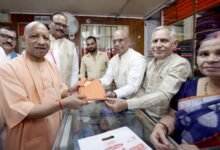 लखनऊ में गांधी जयंती के अवसर पर मुख्यमंत्री योगी आदित्यनाथ ने प्रदेशवासियों को बड़ा उपहार देते हुए खादी वस्त्रों पर 30 जनवरी 2027 तक 25 प्रतिशत छूट देने की घोषणा की। उन्होंने गांधी आश्रम पहुंचकर भगवा गमछा खरीदा और खादी उत्पादों को प्रोत्साहित किया। सीएम योगी ने महात्मा गांधी के स्वदेशी और स्वावलंबन के मंत्र को आत्मनिर्भर भारत की आधारशिला बताते हुए कारीगरों, बुनकरों और हस्तशिल्पियों के हुनर को सम्मान देने की अपील की।