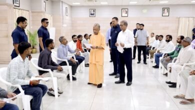 लखनऊ में मुख्यमंत्री योगी आदित्यनाथ ने जनता दर्शन के दौरान लोगों की समस्याएं सुनीं और अधिकारियों को त्वरित एवं संतुष्टिपरक निस्तारण के निर्देश दिए। उन्होंने अवैध कब्जे, कमजोरों को उजाड़ने और जमीन विवादों पर सख्त कार्रवाई करने को कहा। सीएम ने राजस्व एवं पुलिस मामलों में पारदर्शिता, निष्पक्षता और संवेदनशीलता बरतने के साथ पात्र लोगों को सरकारी योजनाओं का लाभ दिलाने पर जोर दिया।