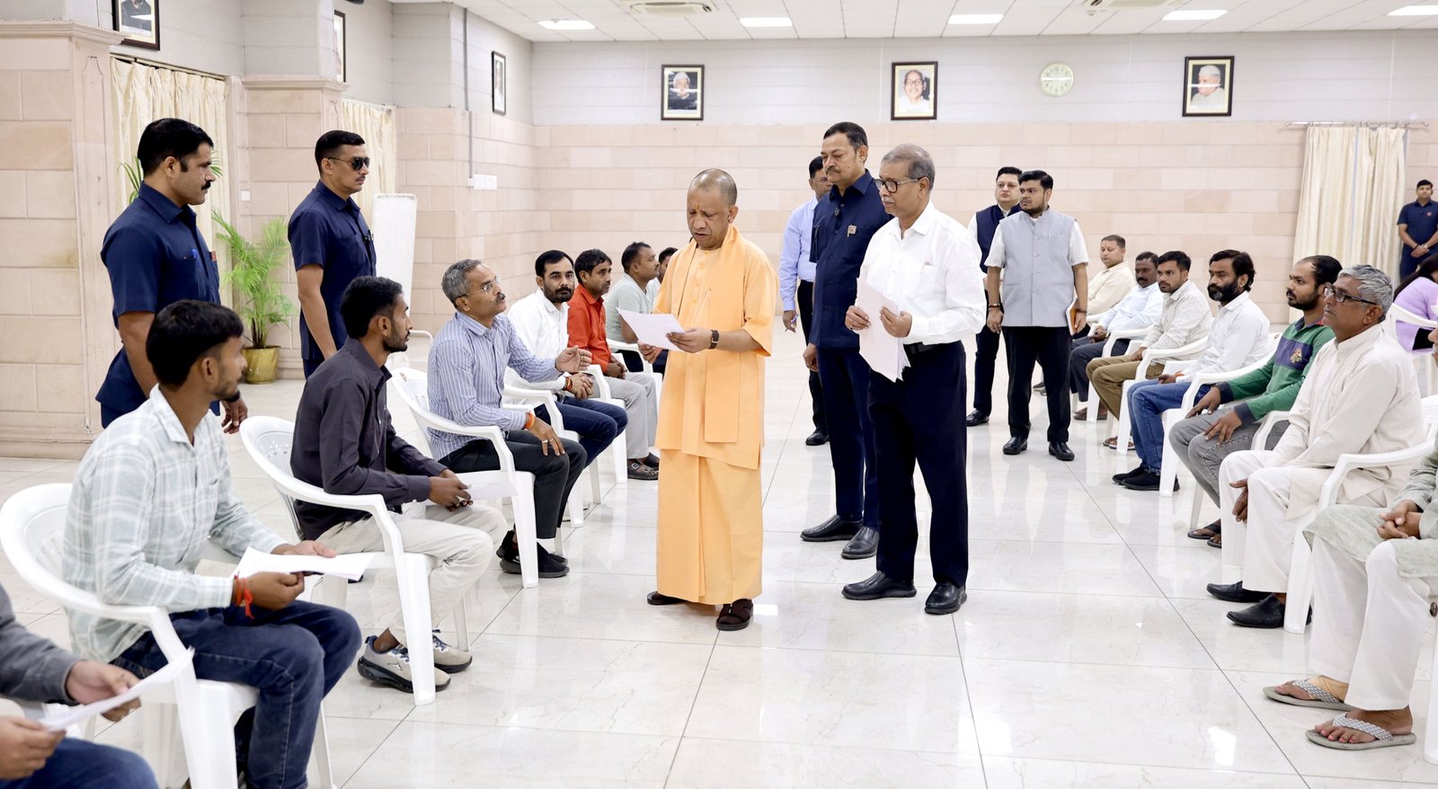 लखनऊ में मुख्यमंत्री योगी आदित्यनाथ ने जनता दर्शन के दौरान लोगों की समस्याएं सुनीं और अधिकारियों को त्वरित एवं संतुष्टिपरक निस्तारण के निर्देश दिए। उन्होंने अवैध कब्जे, कमजोरों को उजाड़ने और जमीन विवादों पर सख्त कार्रवाई करने को कहा। सीएम ने राजस्व एवं पुलिस मामलों में पारदर्शिता, निष्पक्षता और संवेदनशीलता बरतने के साथ पात्र लोगों को सरकारी योजनाओं का लाभ दिलाने पर जोर दिया।